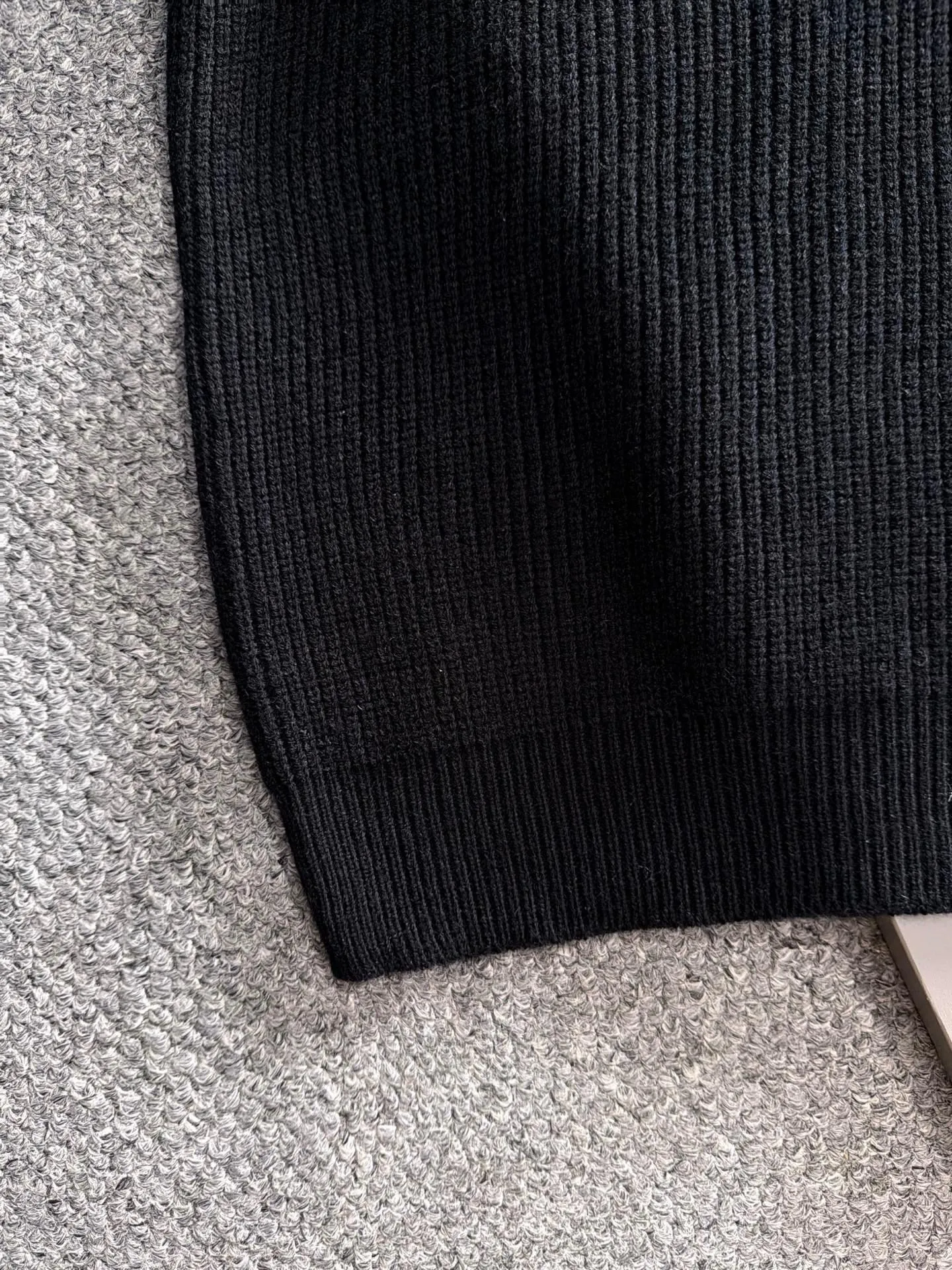The latest knitted sweater jackets from Balenciaga’s 2026 Autumn and Winter official website are now on sale at the counters for Hot Sale! Specially made of wool blended fabric. It feels comfortable and can be directly in contact with the skin. The logo badge is exquisitely embroidered, which is extremely eye-catching! The details highlight the fashionable charm of big brands. Exquisite workmanship. Three-dimensional cutting style. The wearing effect is invincible and handsome! All three standards are complete! Sizes:M-4XL